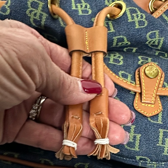 Dooney & Bourke Vintage Navy and Tan Signature Backpack Excellent Condition - Picture 13 of 16